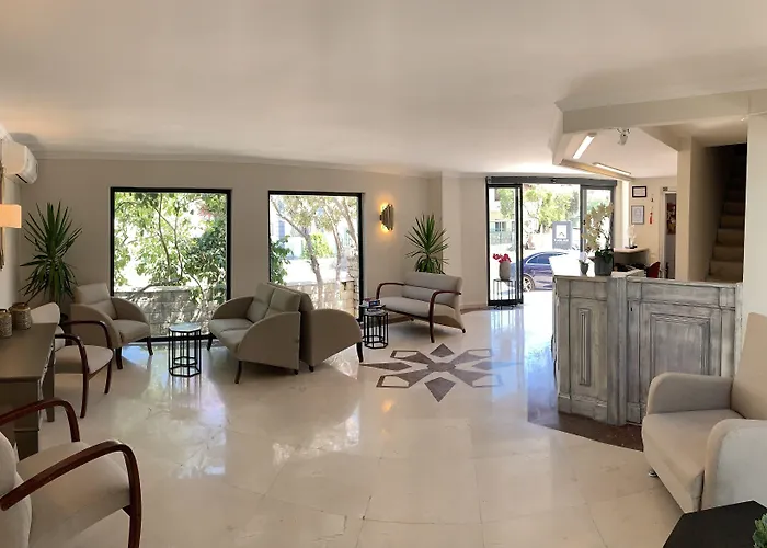 Moonshine & Hotel 3*