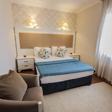 Moonshine & Hotel 3*