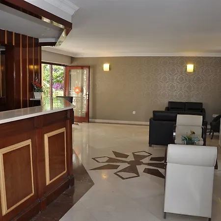 Moonshine & 酒店 3*