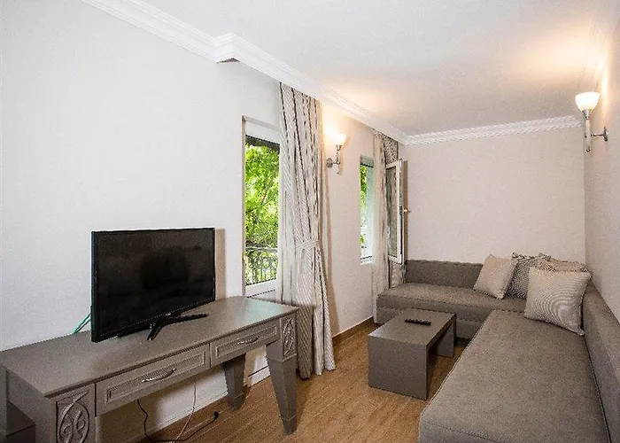 Moonshine & Ξενοδοχείο 3*