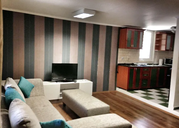 Moonshine & Ξενοδοχείο 3*